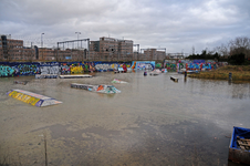 836516 Gezicht op het (ondergelopen) skatepark De Yard (terrein van het voormalige Expeditieknooppunt van PostNL aan de ...